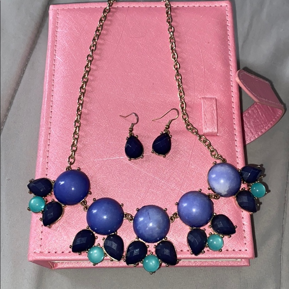 Statement necklace/matching earrings